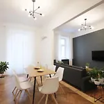 Quiet And Spacious In Historic