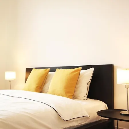 Quiet And Spacious In Historic 아파트