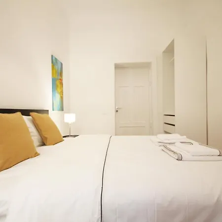 Quiet And Spacious In Historic 아파트