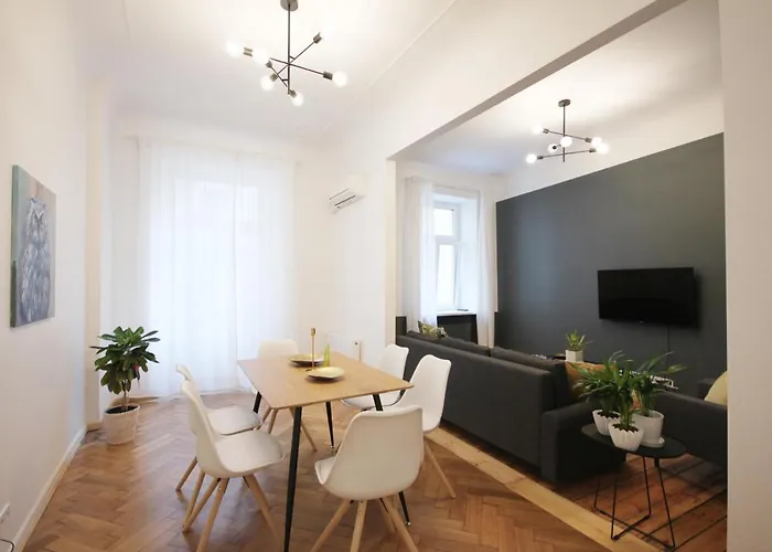 Quiet And Spacious In Historic