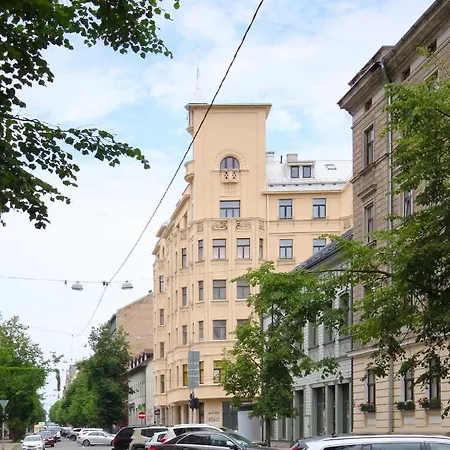 Quiet And Spacious In Historic *